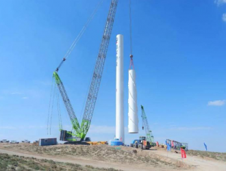 中国首台最大陆上风电机组在甘肃吊装成功